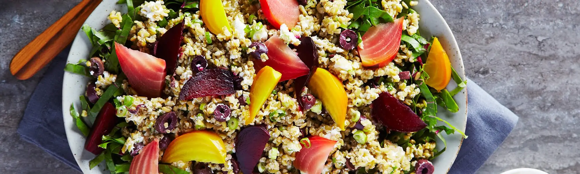 Salade étagée de betteraves et de freekeh, vinaigrette aux agrumes