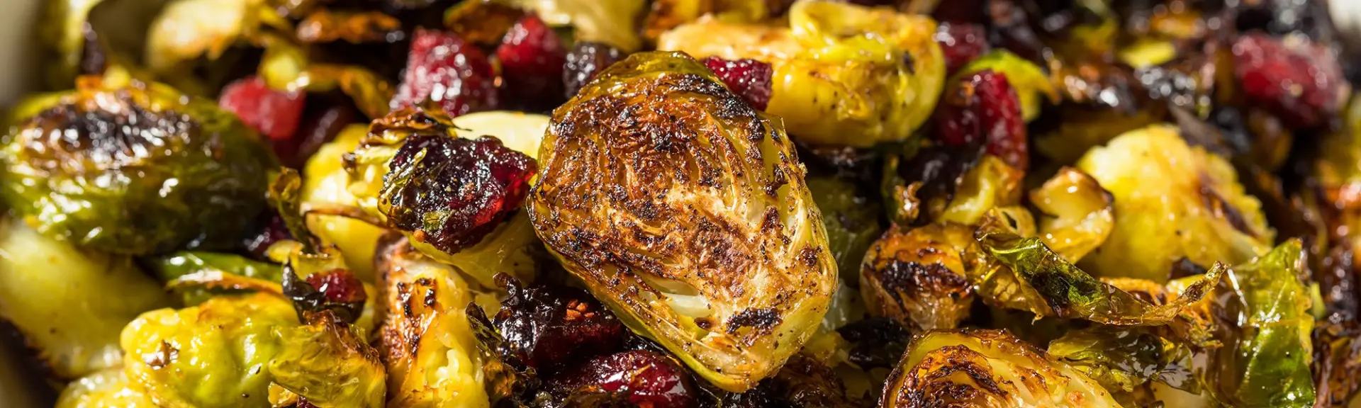 Choux de Bruxelles rôtis aux pacanes et aux canneberges