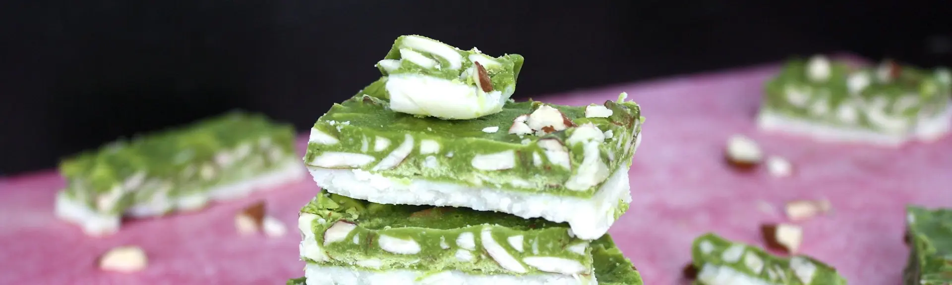 Carrés céto au matcha et aux amandes