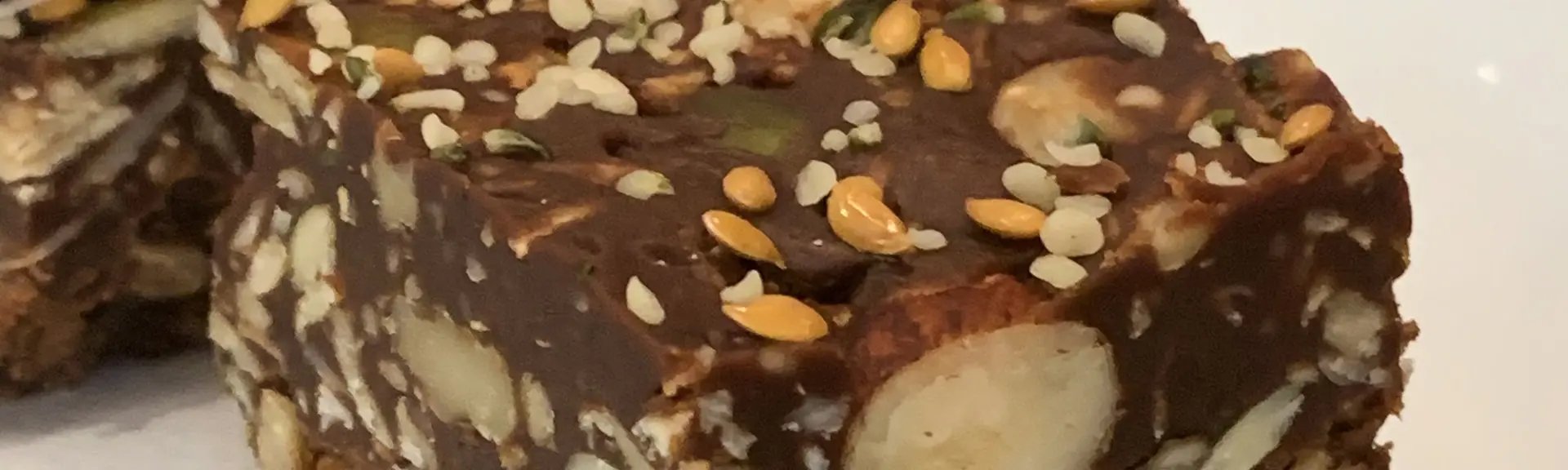 Barres de noix et de graines de chocolat super empilées