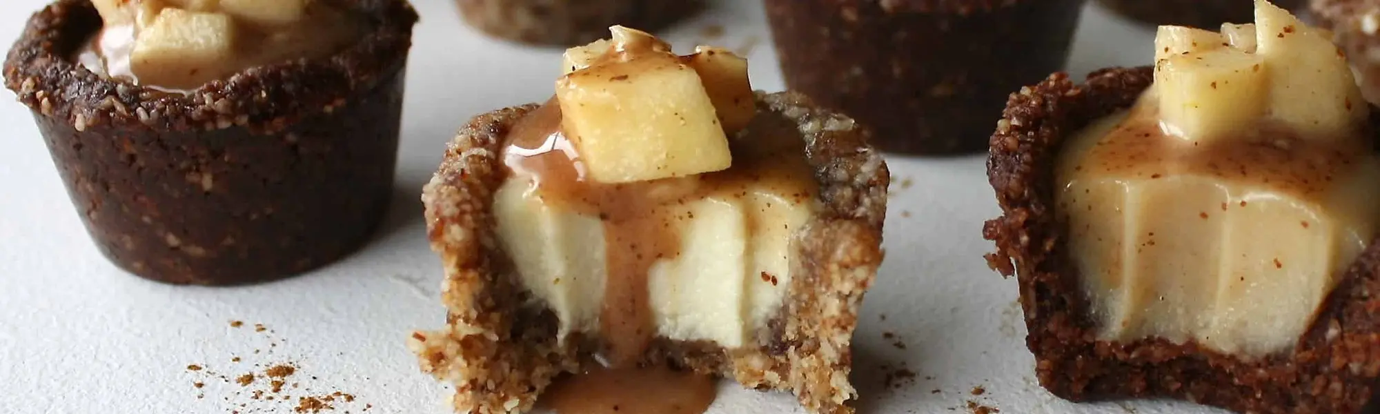 Tartelettes aux pommes et au caramel — Entières, végétaliennes, paléo, sans gluten, et sans sucre raffiné