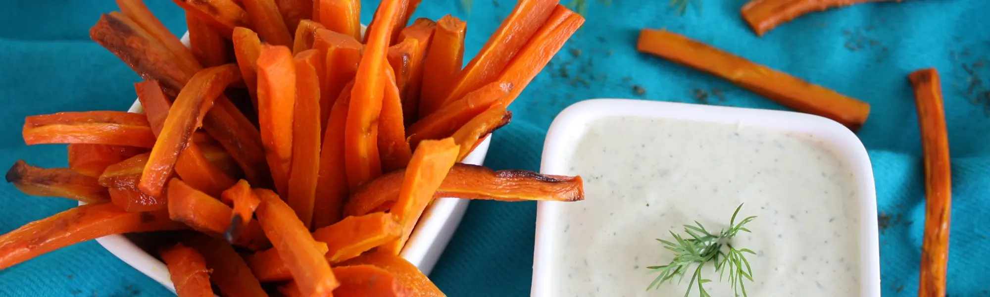 Frites de carottes cuites au four et trempette crémeuse de noix de cajou style ranch