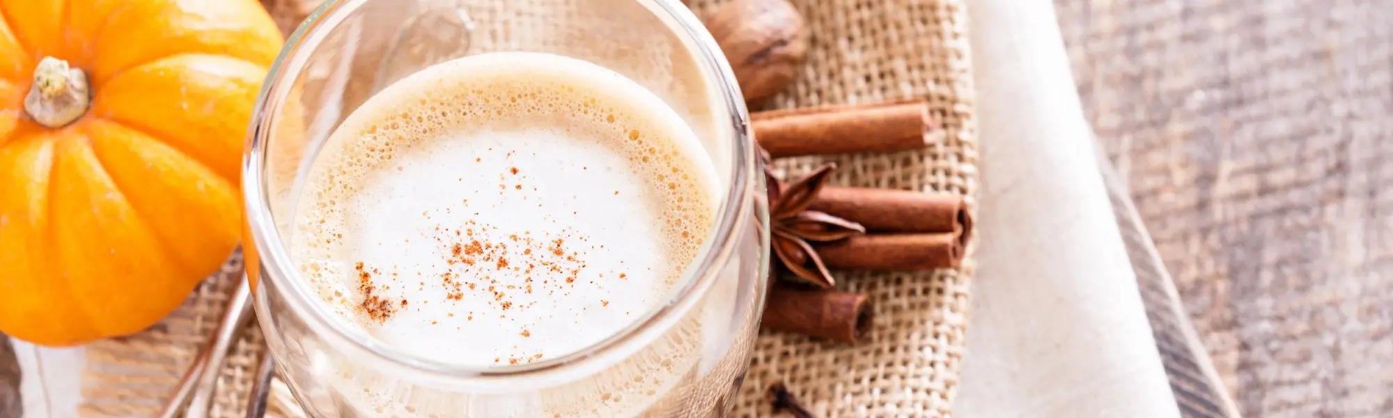 Café latté aux épices à tarte à la citrouille