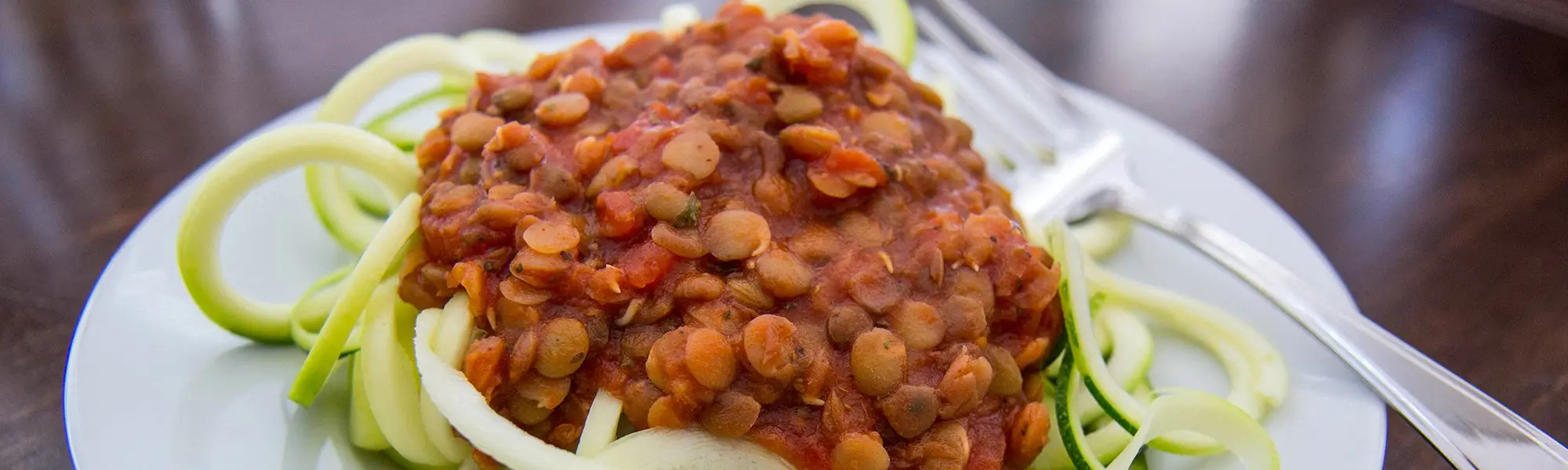 Nouilles de courgettes et sauce de lentilles bolognaise